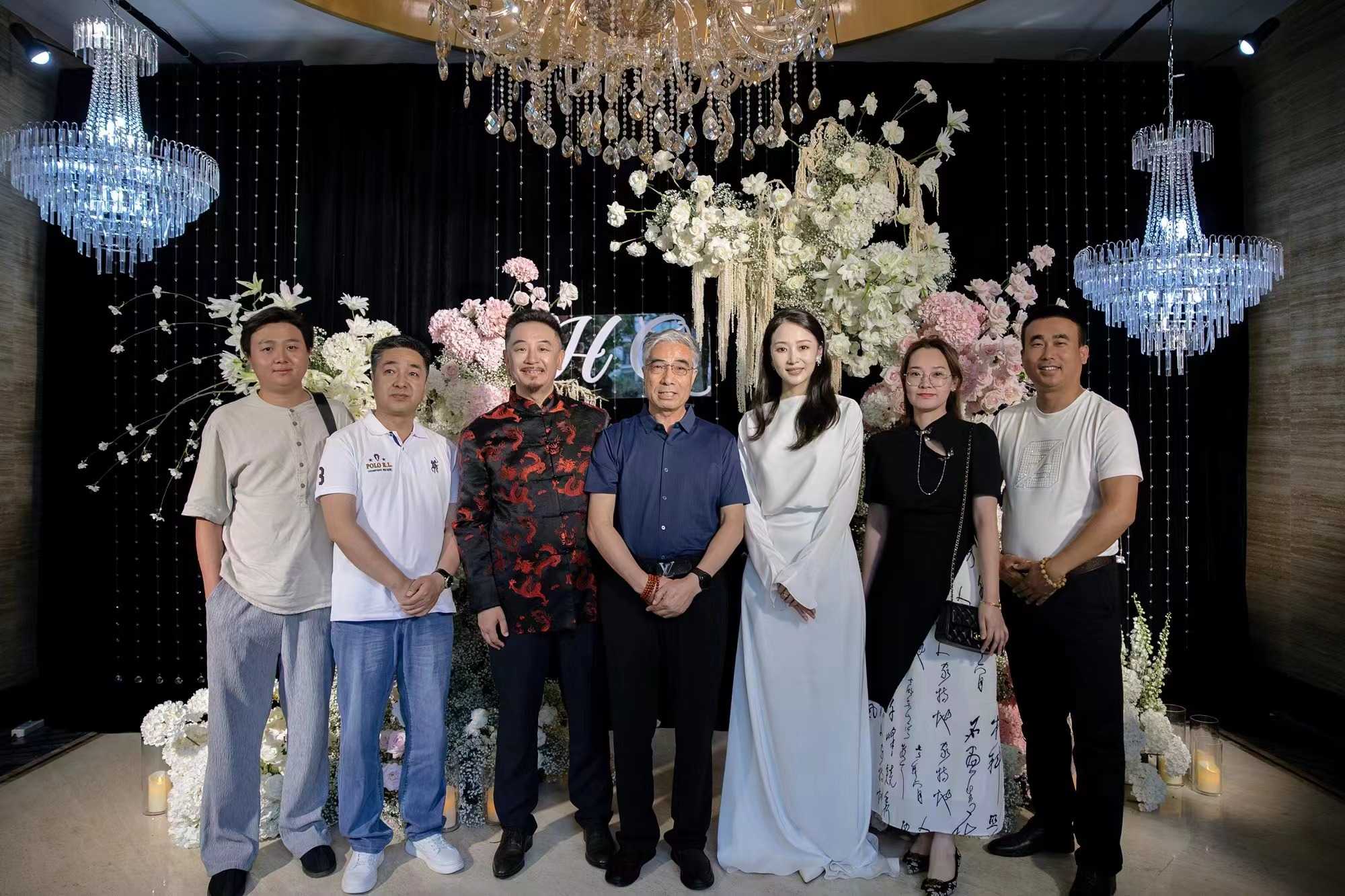 伊慧教授受邀出席黄海波曲栅栅结婚十周年晚宴